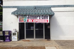 pet friendly waikiki restaurant iyasume musubi, dog friendly restaurant in waikiki, honolulu, oahu hawaii dogs allowed restaurants